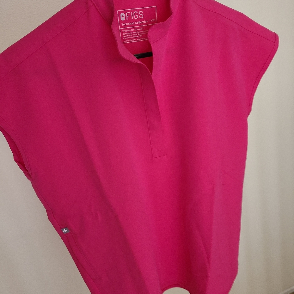 Figs scrub top